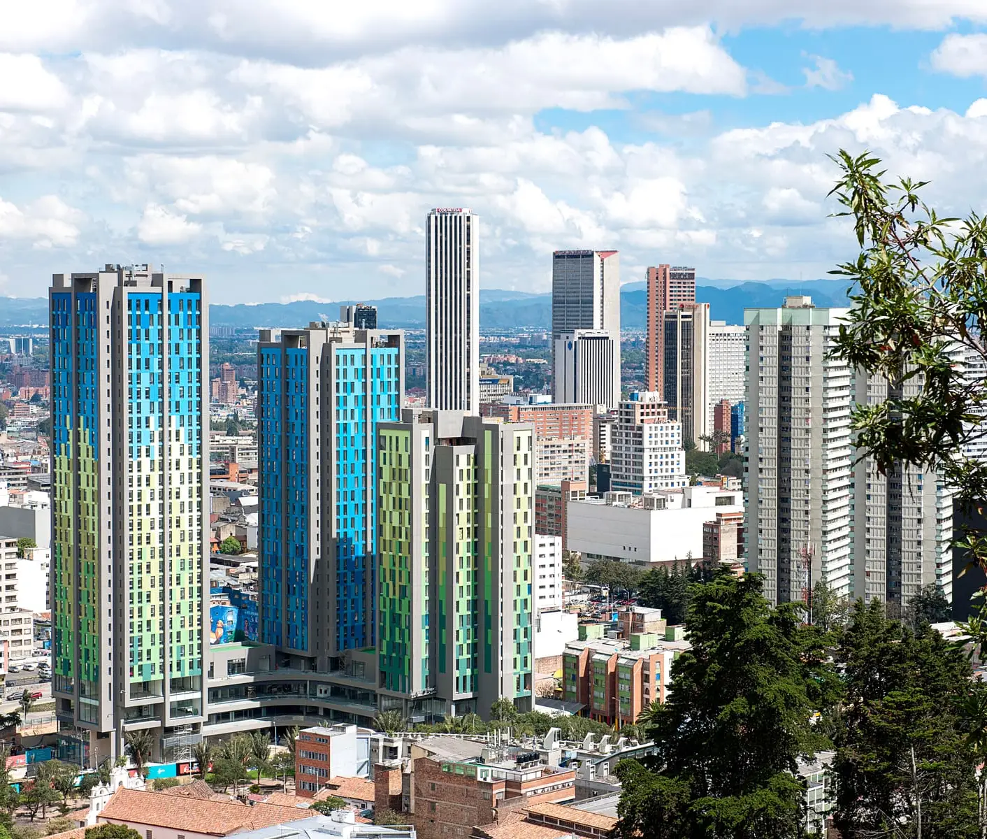 Torres de CityU entre los edificios del centro de Bogotá