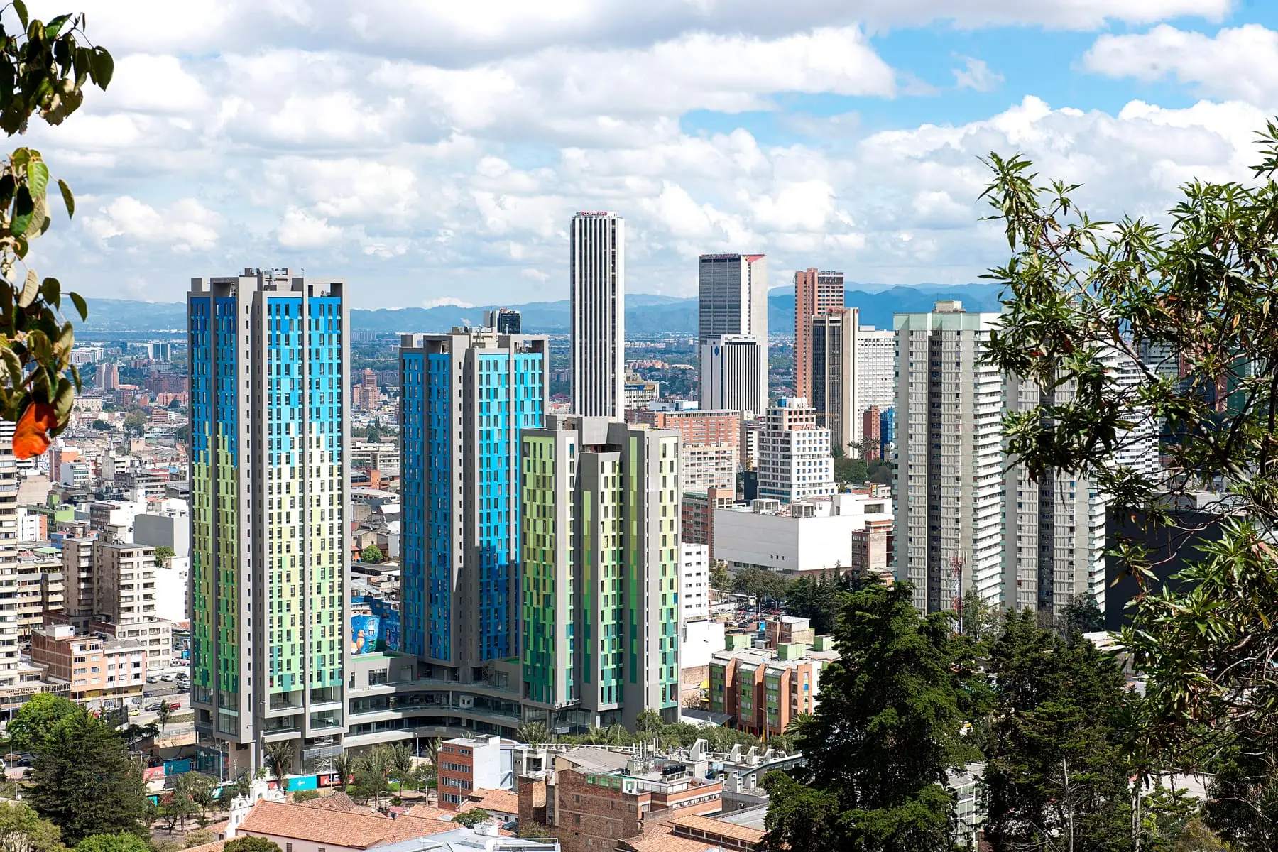 Torres de CityU entre los edificios del centro de Bogotá