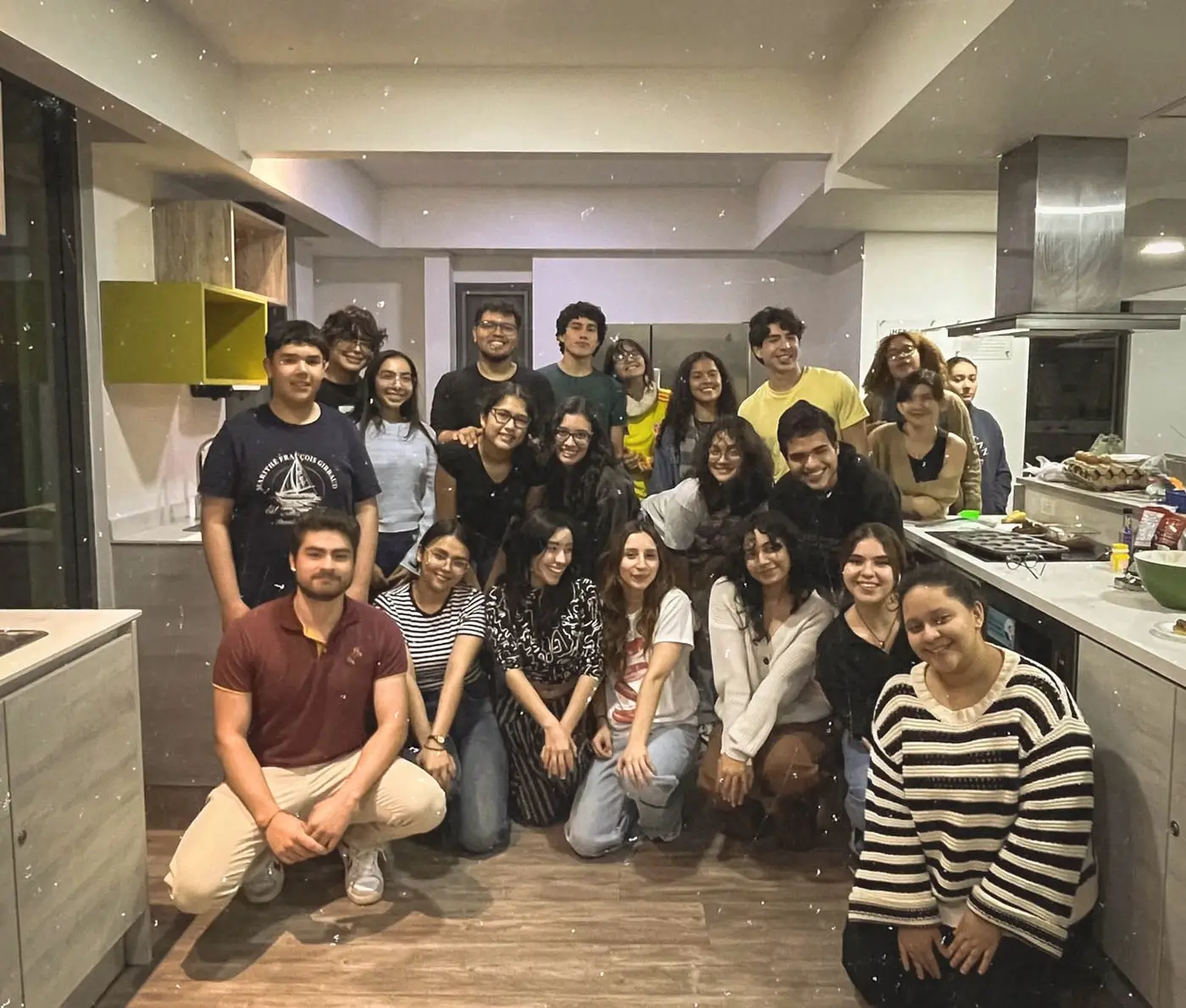 Grupo de residentes de CityU reunidos en una cocina compartida