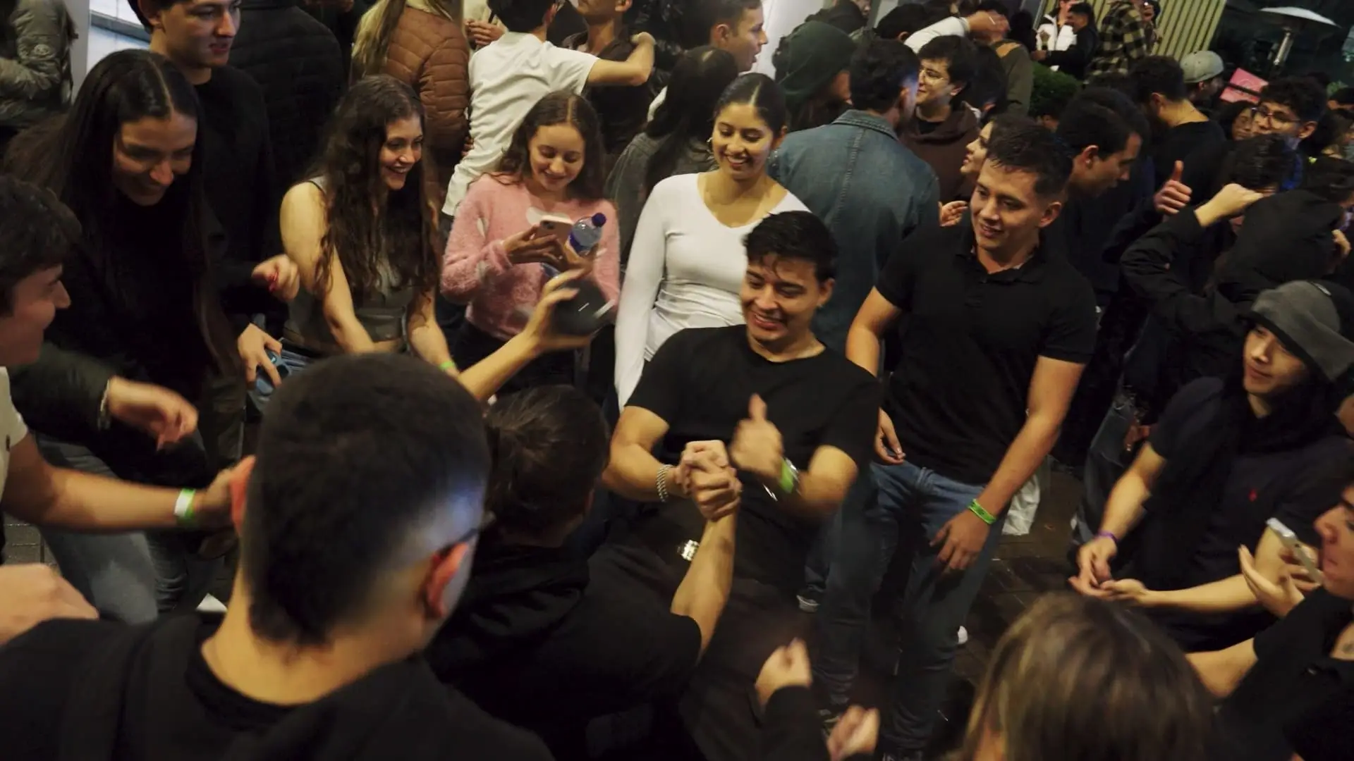 Residentes de CityU bailando en una fiesta