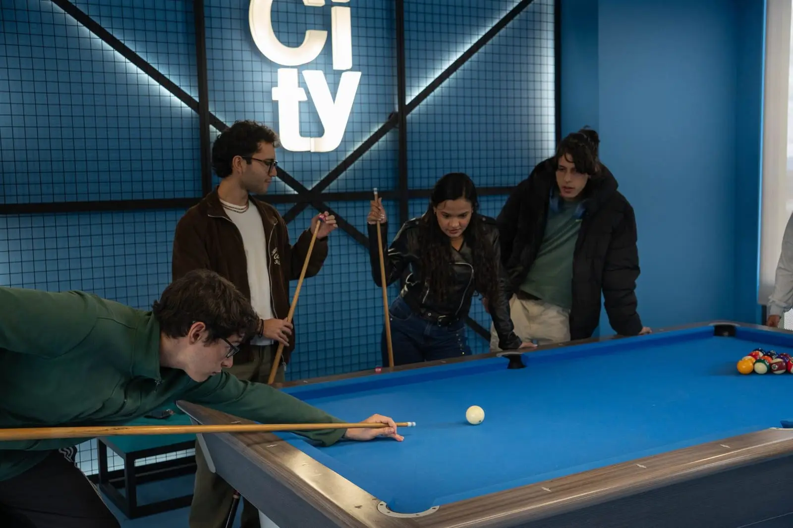 Residentes de CityU jugando billar