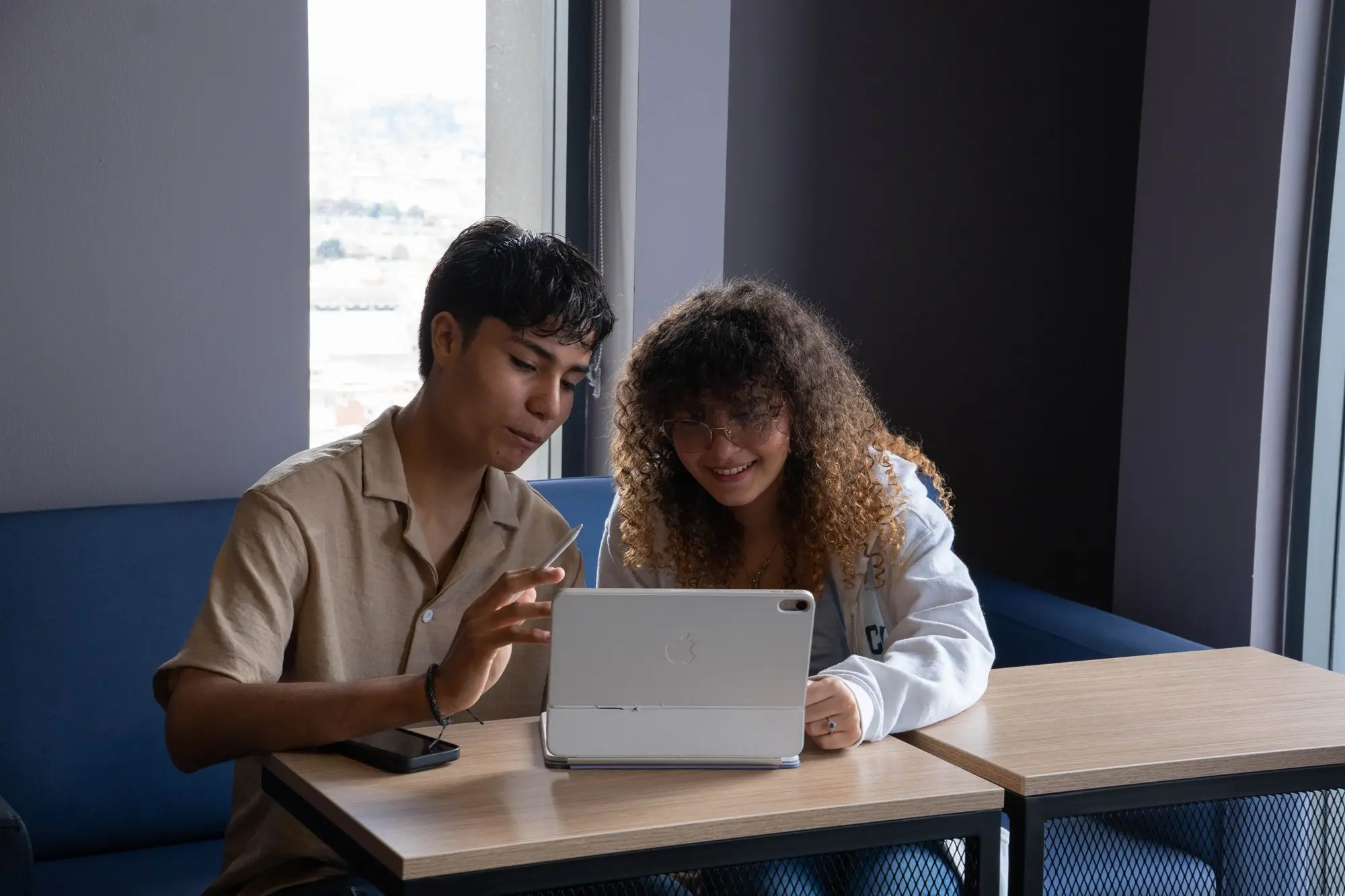 Residentes de CityU estudiando juntos
