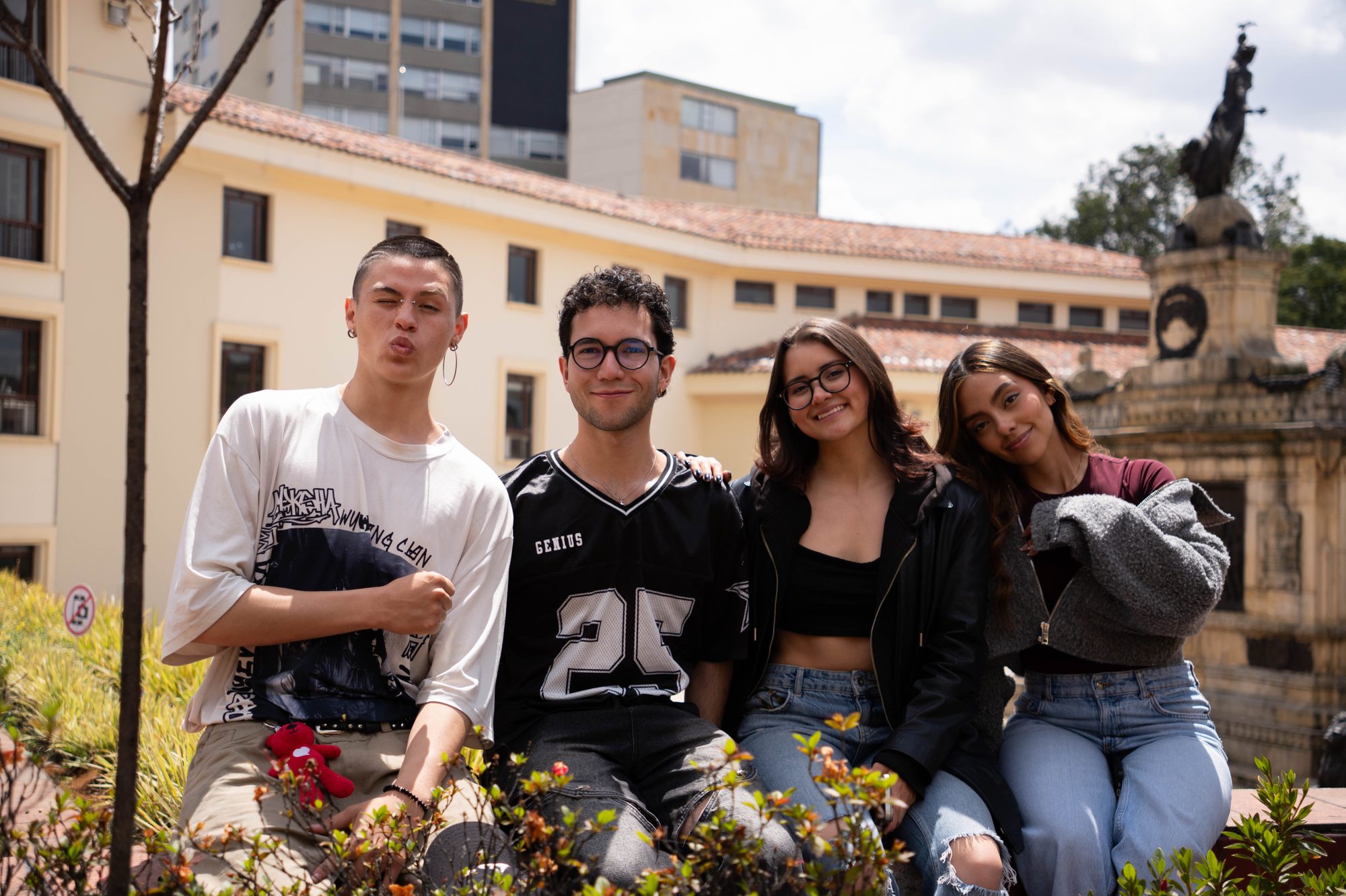 Amigos residentes de CityU cerca del campus