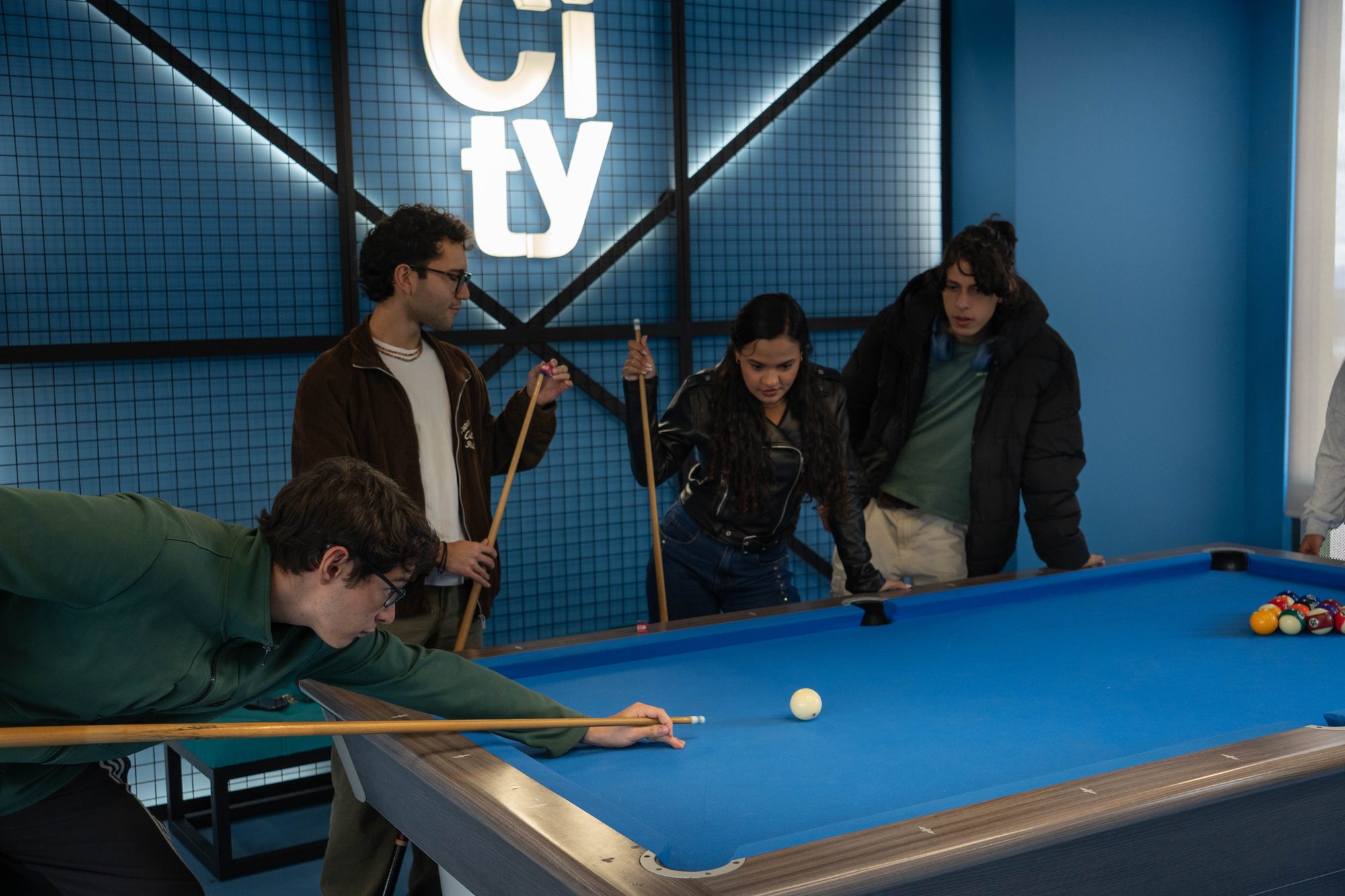 Residentes de CityU jugando billar
